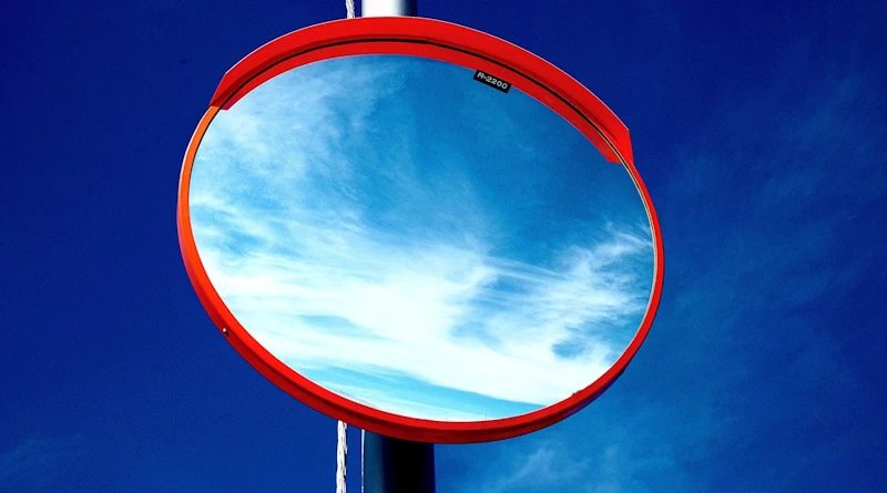 ミラーマンをイメージさせる輝く鏡